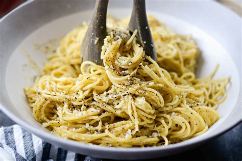  Cacio e Pepe: Uma Sinfonia Cremosa de Queijo Pecorino e Pimenta Preta Fresca!