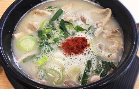  Dwaeji Gukbap: Uma Sopa Nutritiva e Reconfortante com um Toque Picante!