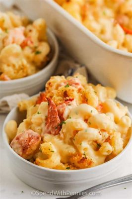  Lobster Mac and Cheese: Uma sinfonia cremosa de frutos do mar com o conforto nostálgico da massa macarrônica assada!