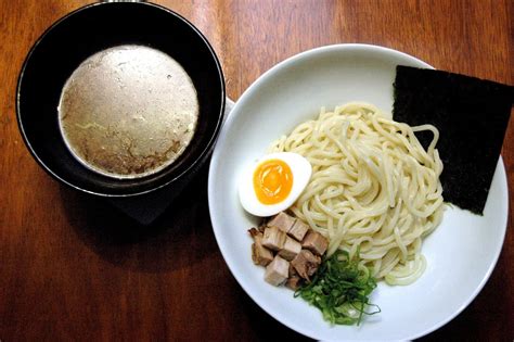  Tsukemen: Uma explosão de sabores refrescante e uma experiência macia de macarrão artesanal!