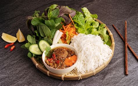  Bún Chả: Uma Sinfonia de Sabores Picantes e Aromas Refrescantes em Vinh Long!