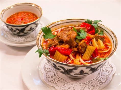  Lagman de Cordeiro: Uma Sinfonia Picante e Reconfortante de Noodles Caseiros e Carne Macia!