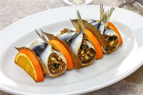 Sarde alla Beccafico! Uma Explosão de Sabores Sicilianos Envoltos em Alegria Mediterrânea