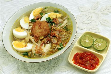   Soto Banjar: Uma Sinfonia de Especiarias Picantes e Caldo Cremoso!