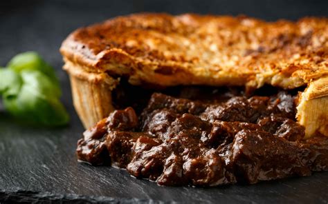  Steak and Ale Pie - Uma explosão de sabores defumados e recheio suculento que te levará a um paraíso gastronômico em Warrington!