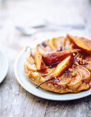  Tarte Tatin: Uma explosão de sabores caramelizados que abraçam uma fruta clássica!